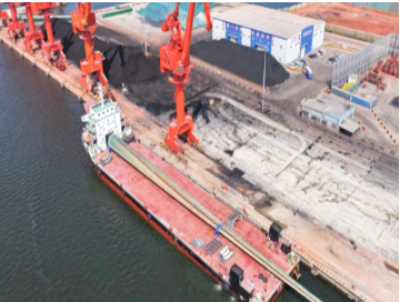 東方風電自主研製全球最長風電葉片在公司自建試驗檯順利通過靜力試驗